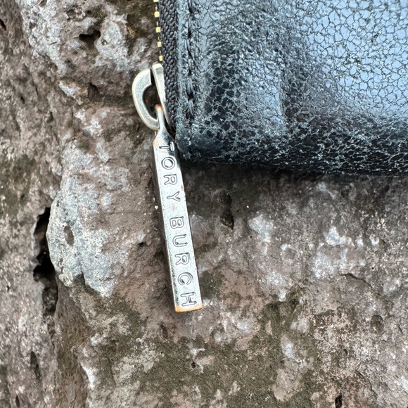 Tory Burch FAIR CONDITION Amanda Black Leather Zip Around Wallet Silver Logo - Picture 3 of 10
